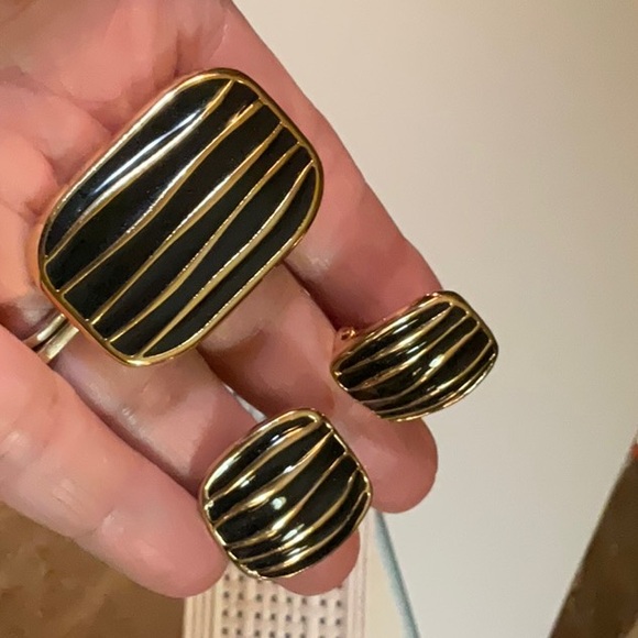 Weekenders Brooch Pin and Clip Earrings Black Enamel and Gold-Tone Metal Vintage - Picture 2 of 10